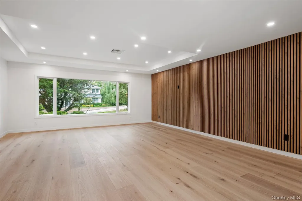 8 Junard Drive Roslyn NY 11576