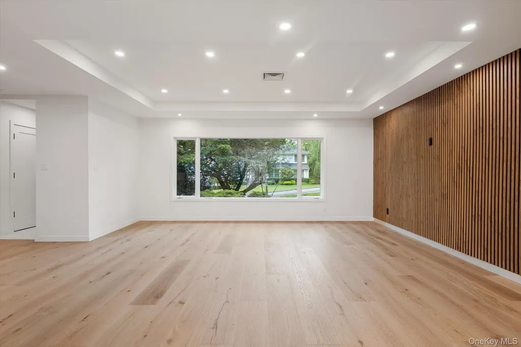 8 Junard Drive Roslyn NY 11576