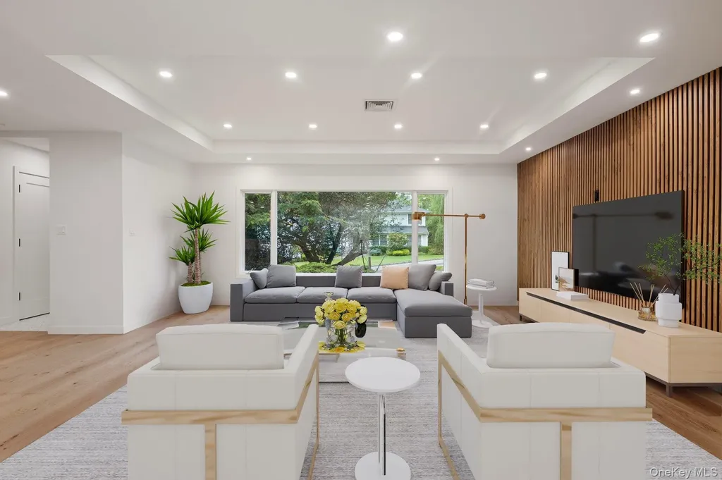 8 Junard Drive Roslyn NY 11576
