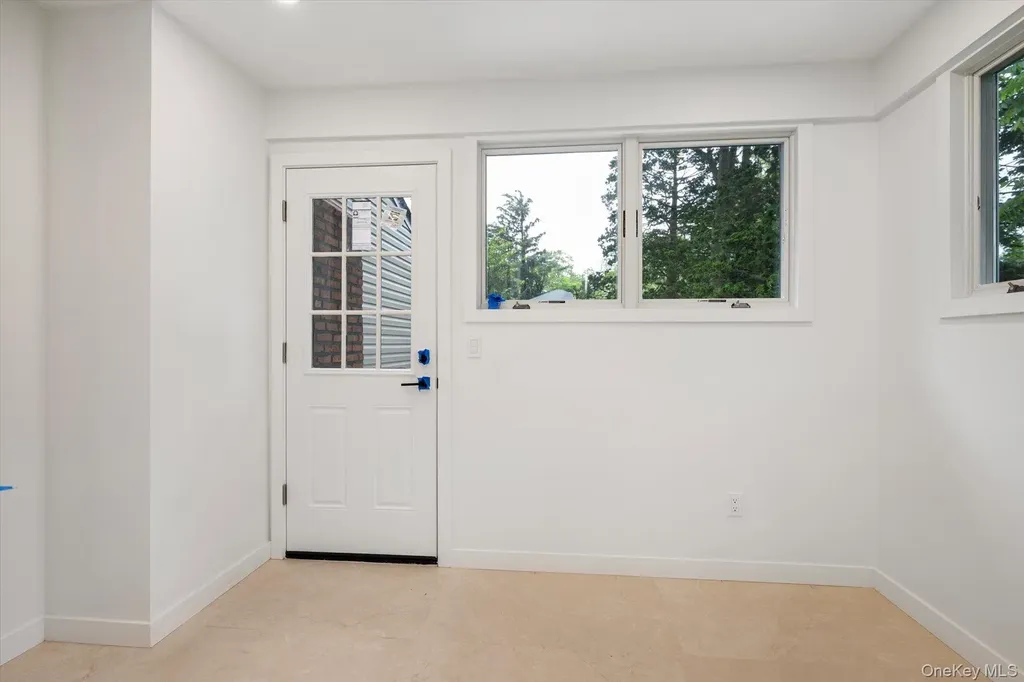 8 Junard Drive Roslyn NY 11576