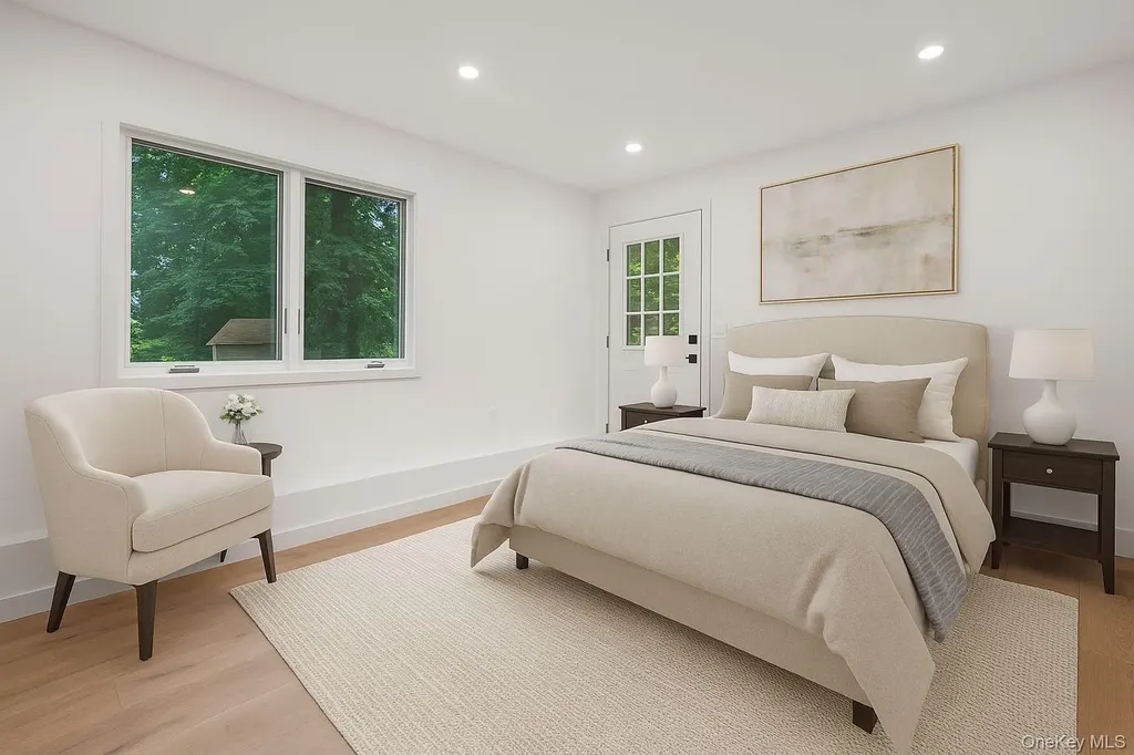 8 Junard Drive Roslyn NY 11576