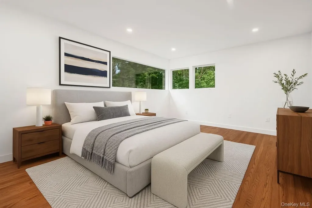 8 Junard Drive Roslyn NY 11576