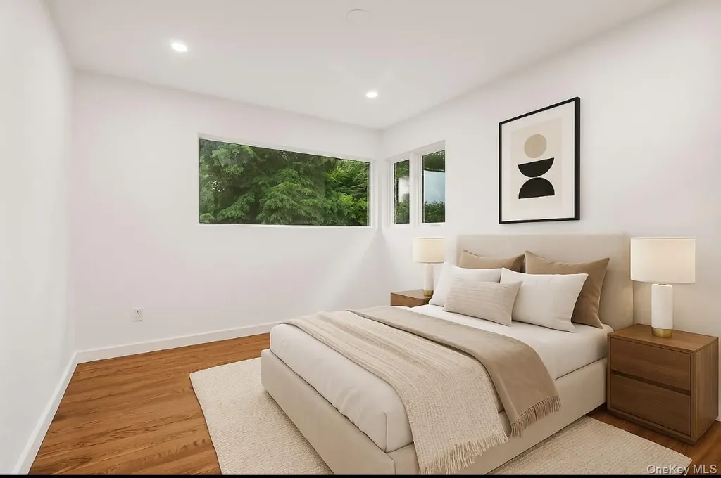 8 Junard Drive Roslyn NY 11576