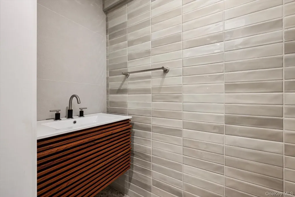8 Junard Drive Roslyn NY 11576