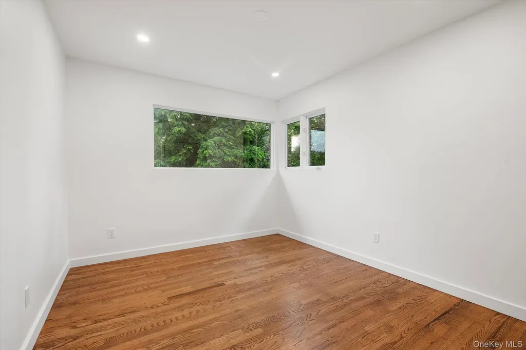 8 Junard Drive Roslyn NY 11576