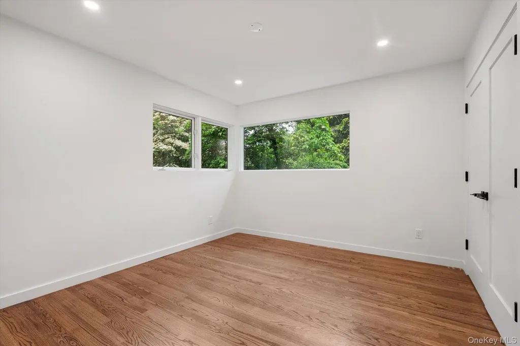 8 Junard Drive Roslyn NY 11576