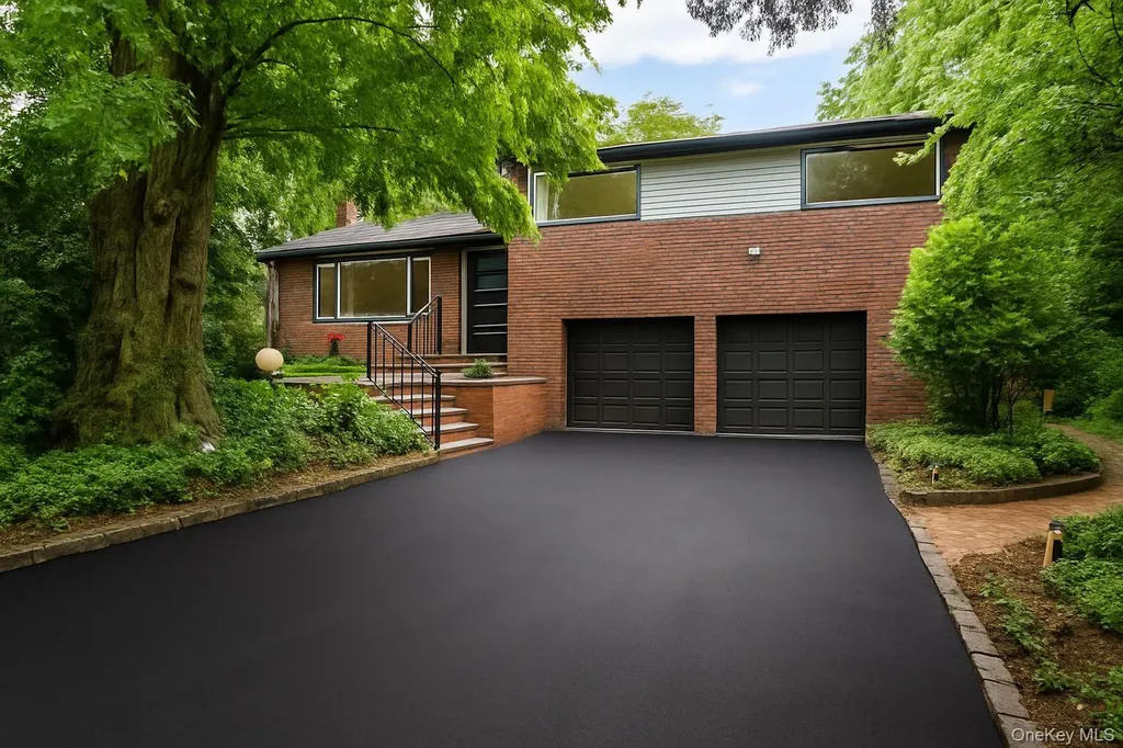 8 Junard Drive Roslyn NY 11576