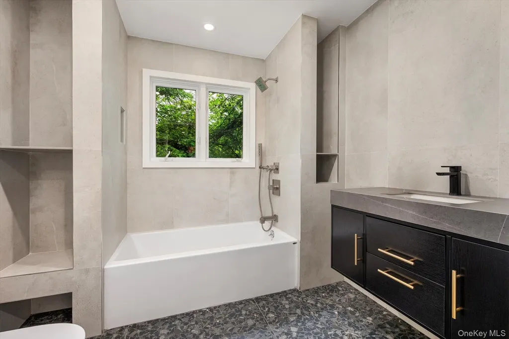 8 Junard Drive Roslyn NY 11576