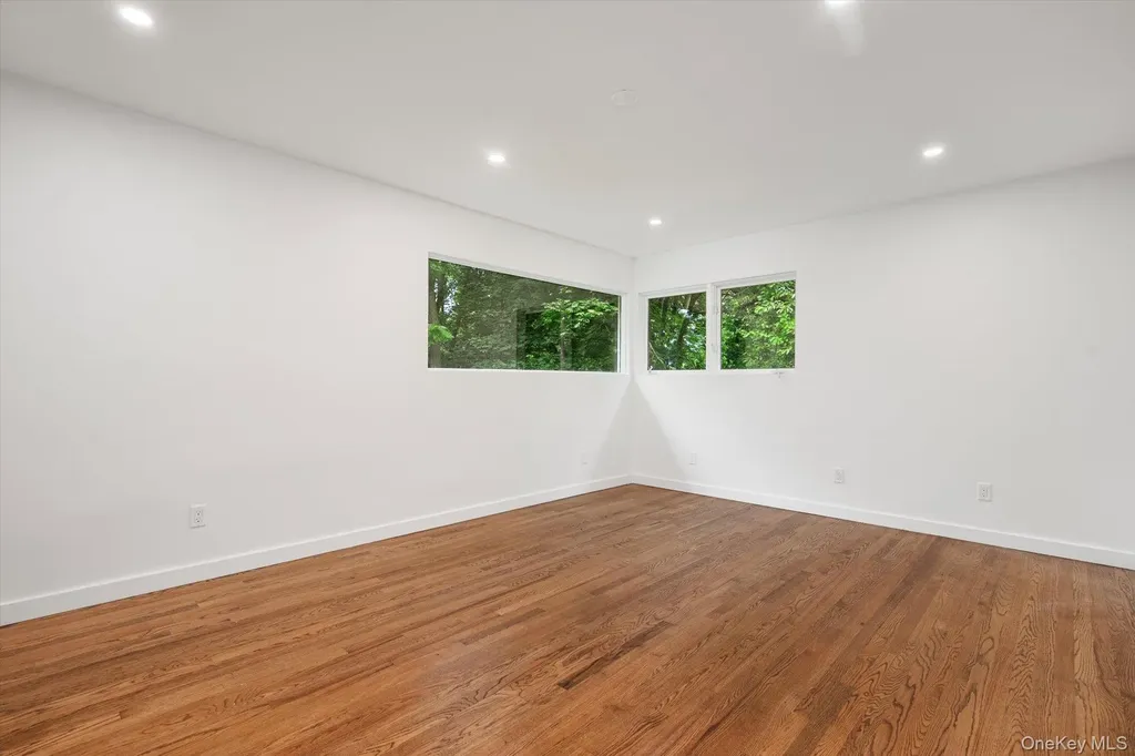8 Junard Drive Roslyn NY 11576
