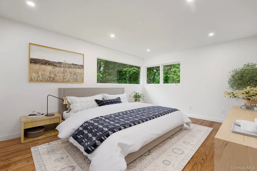 8 Junard Drive Roslyn NY 11576