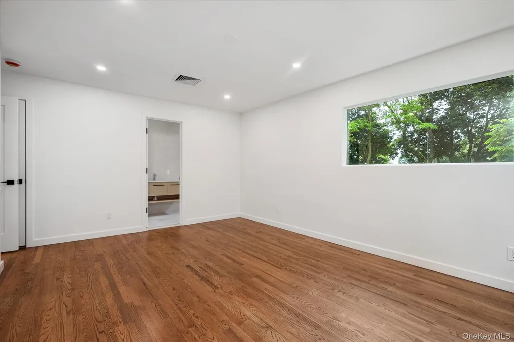 8 Junard Drive Roslyn NY 11576