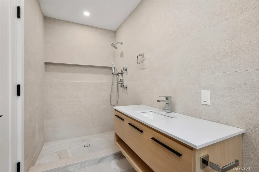 8 Junard Drive Roslyn NY 11576