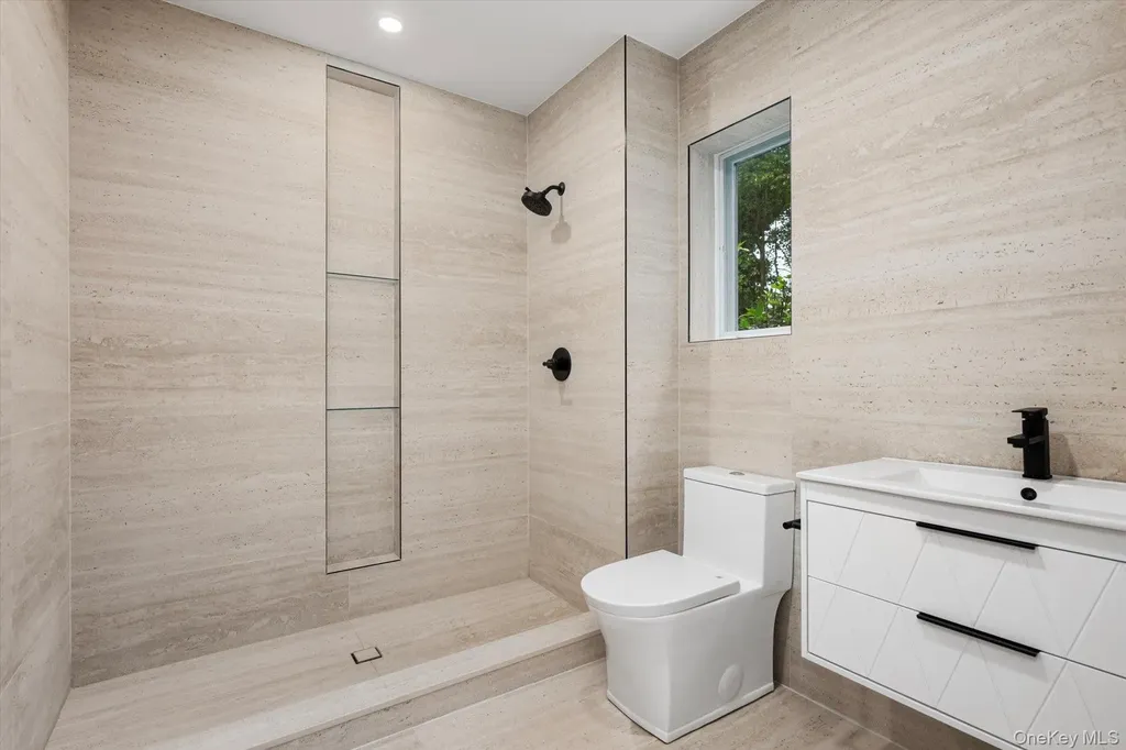 8 Junard Drive Roslyn NY 11576