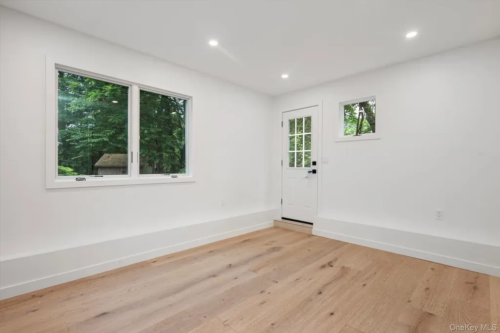8 Junard Drive Roslyn NY 11576