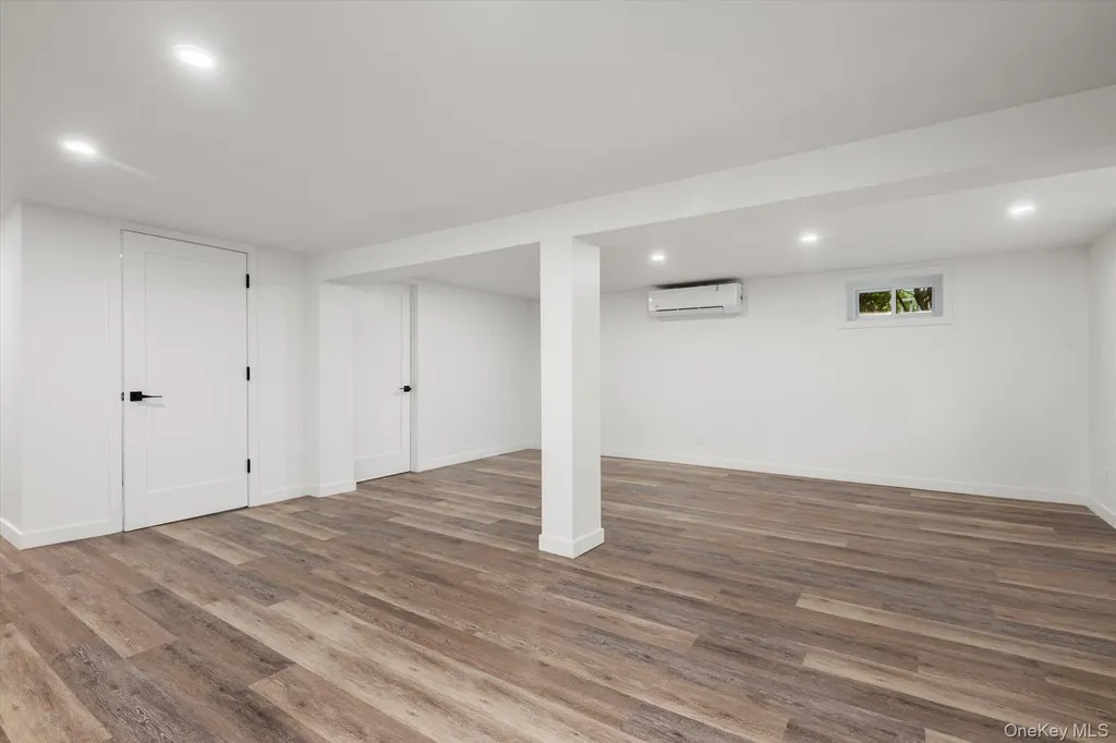 8 Junard Drive Roslyn NY 11576