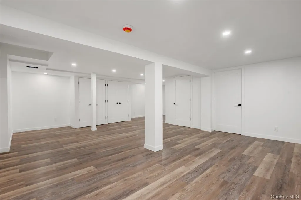 8 Junard Drive Roslyn NY 11576