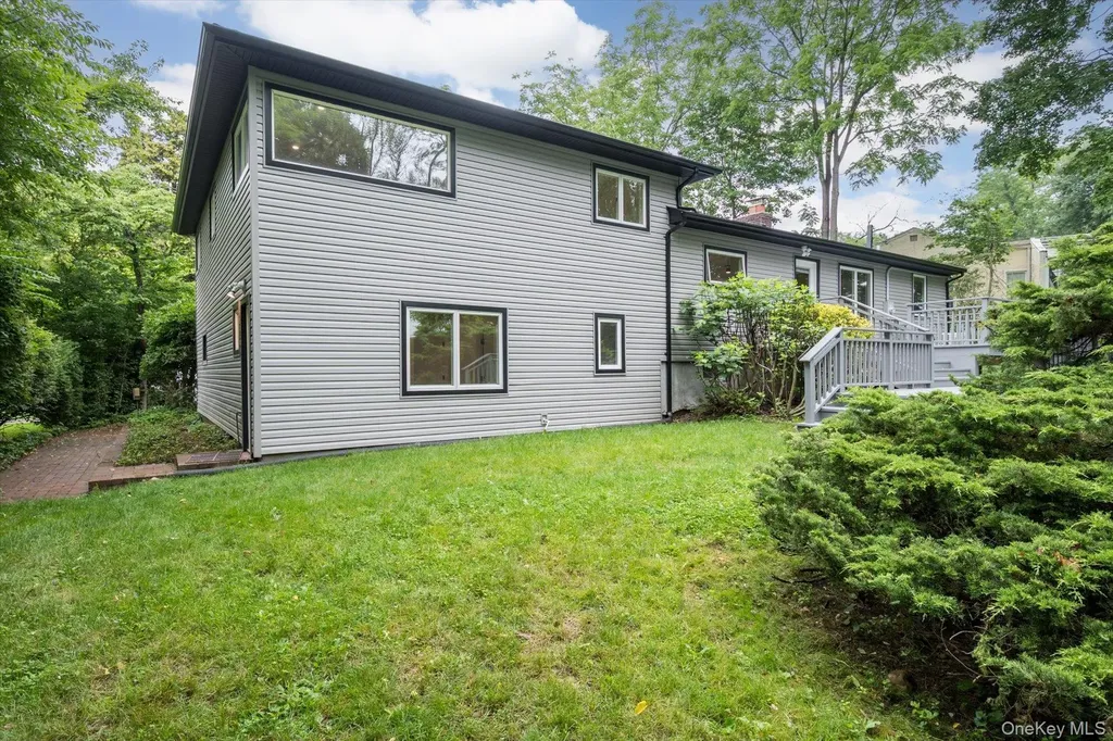 8 Junard Drive Roslyn NY 11576