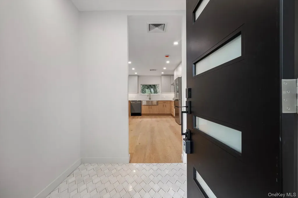 8 Junard Drive Roslyn NY 11576