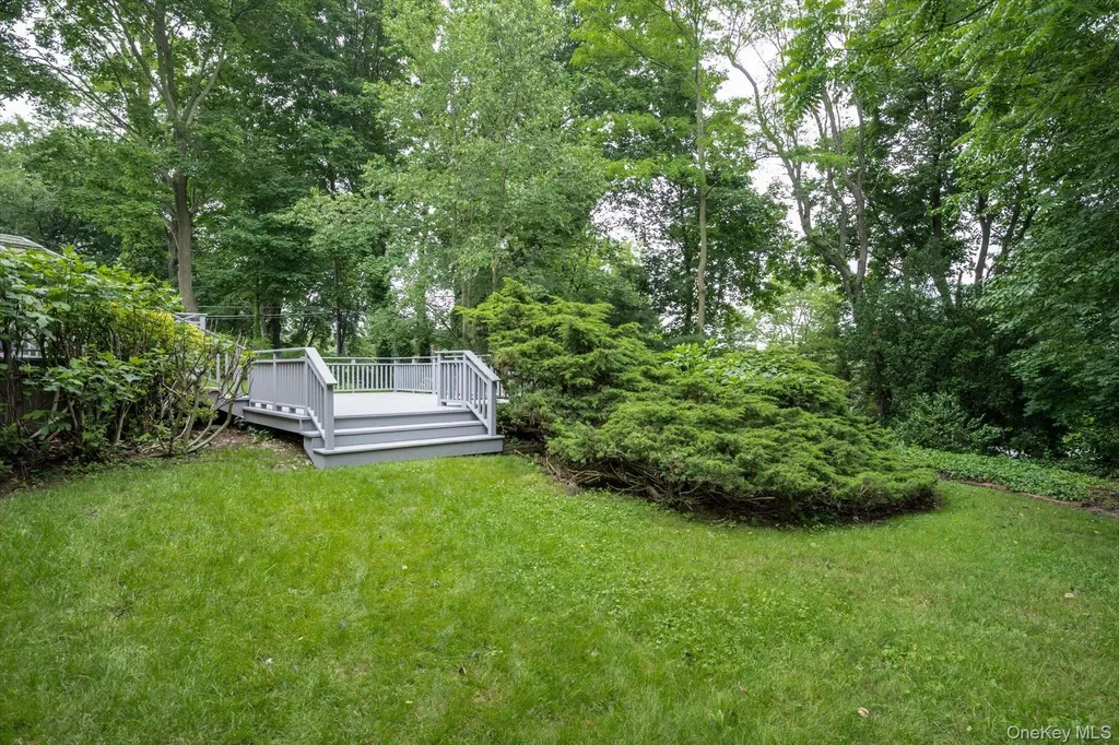 8 Junard Drive Roslyn NY 11576