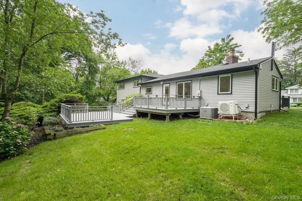 8 Junard Drive Roslyn NY 11576