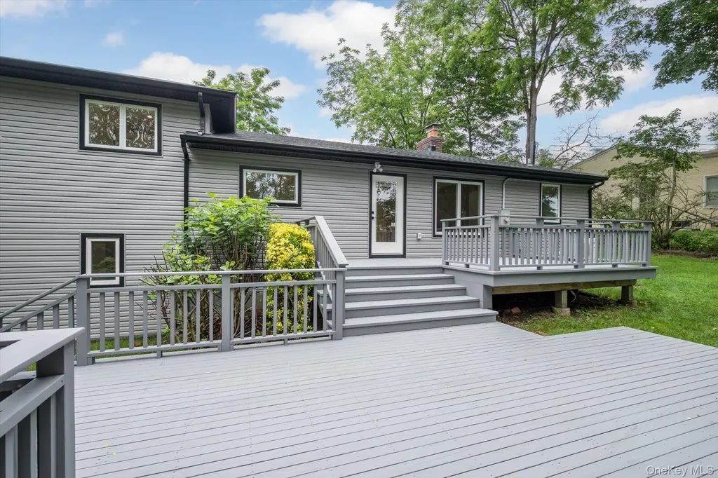 8 Junard Drive Roslyn NY 11576
