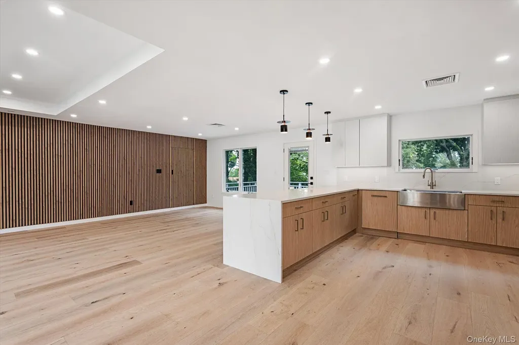 8 Junard Drive Roslyn NY 11576