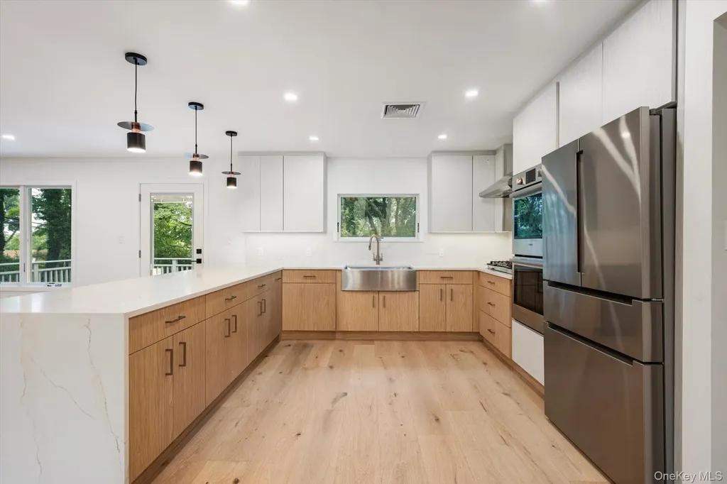 8 Junard Drive Roslyn NY 11576