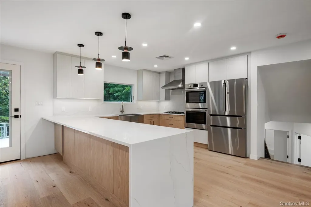 8 Junard Drive Roslyn NY 11576