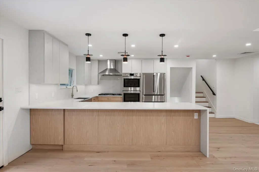 8 Junard Drive Roslyn NY 11576