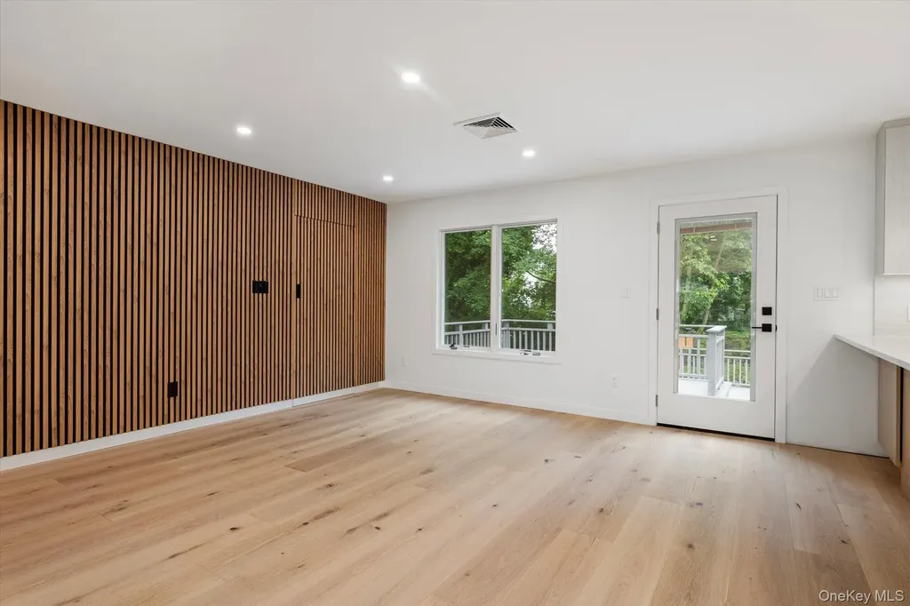 8 Junard Drive Roslyn NY 11576