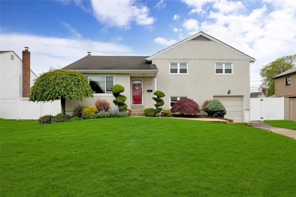 5 Hampton Road Massapequa NY 11758