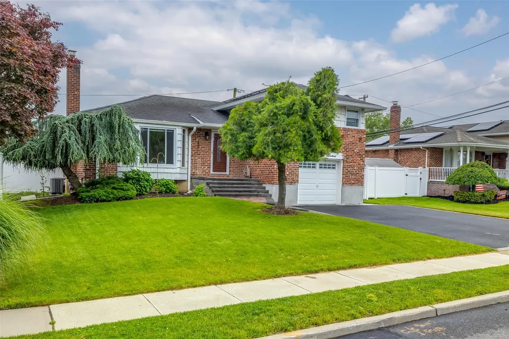 4100 Meadow Lane Seaford NY 11783