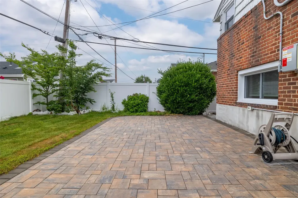4100 Meadow Lane Seaford NY 11783