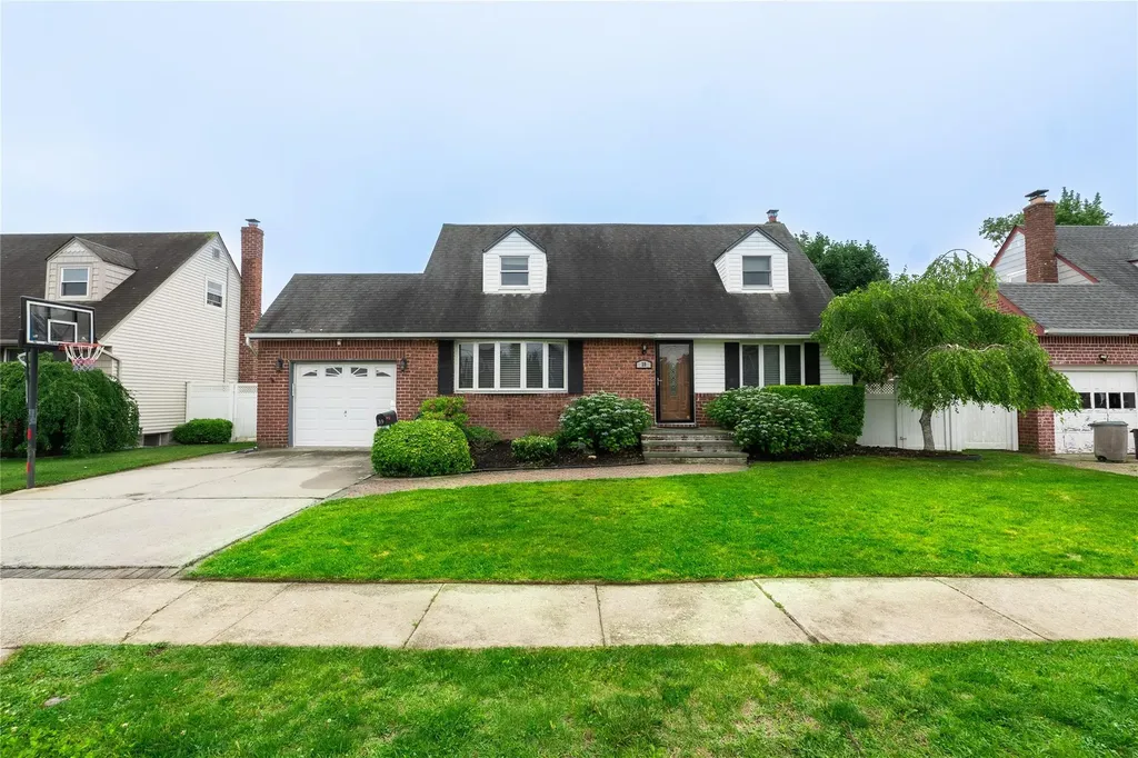39 Ontario Avenue Plainview NY 11803