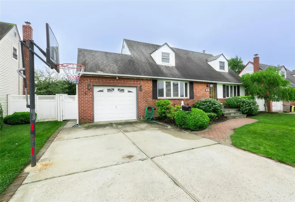 39 Ontario Avenue Plainview NY 11803