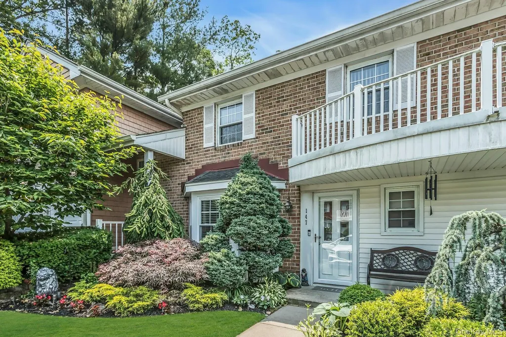 147 The Knoll Syosset NY 11791