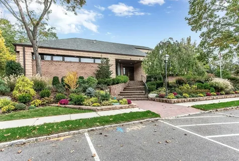 147 The Knoll Syosset NY 11791