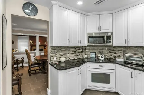 147 The Knoll Syosset NY 11791