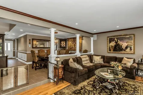147 The Knoll Syosset NY 11791