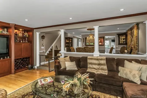 147 The Knoll Syosset NY 11791
