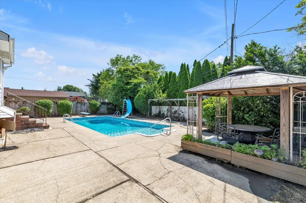 541 Woodbury Road Plainview NY 11803