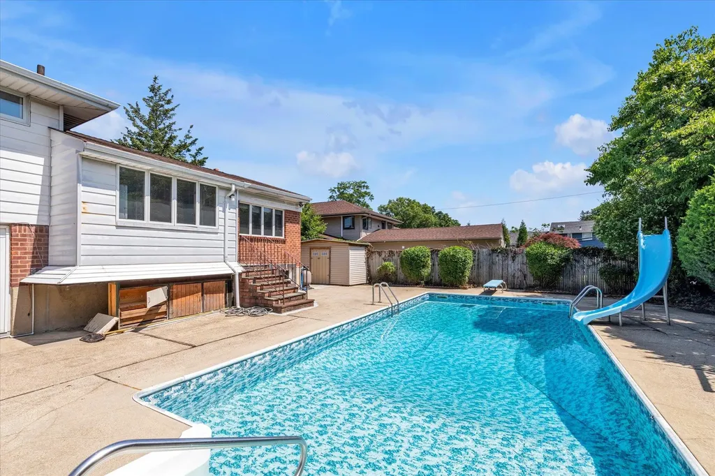 541 Woodbury Road Plainview NY 11803