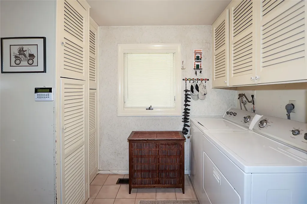 12 Rustic Gate Lane Dix Hills NY 11746