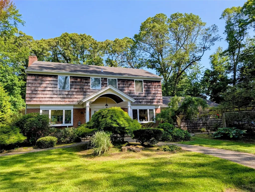 12 Rustic Gate Lane Dix Hills NY 11746