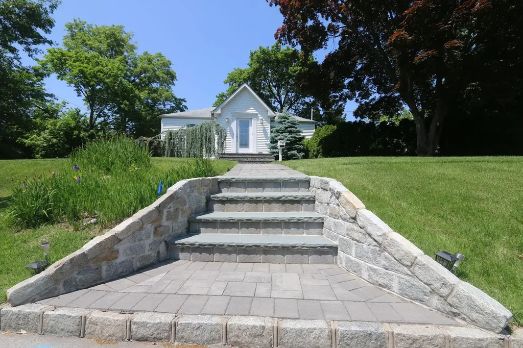 26 Greenway New Hyde Park NY 11040