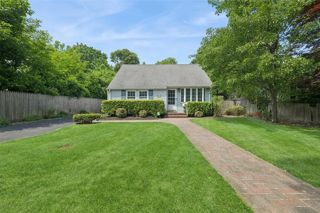 15 W Hemlock Street Islip NY 11751