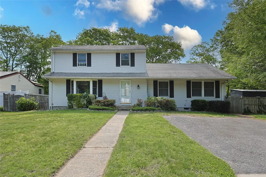 33 Highview Lane Ridge NY 11961