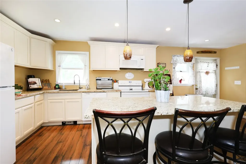 33 Highview Lane Ridge NY 11961