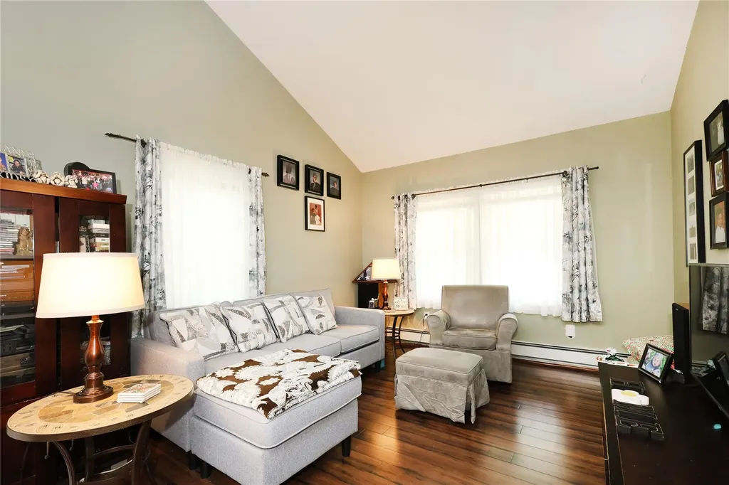 33 Highview Lane Ridge NY 11961