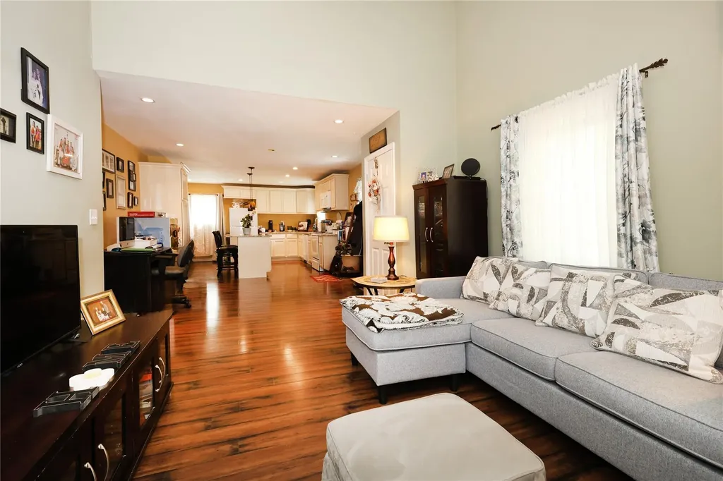 33 Highview Lane Ridge NY 11961
